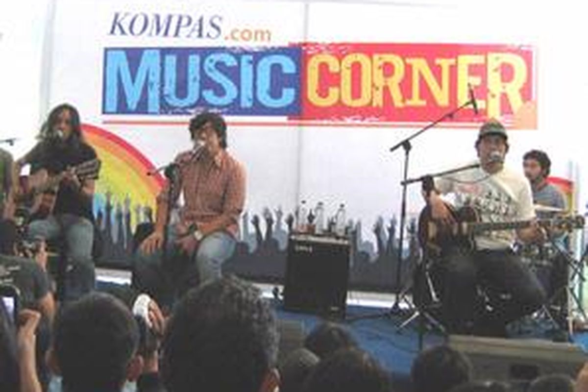 Naif dalam Kompas.CoMusic Corner.