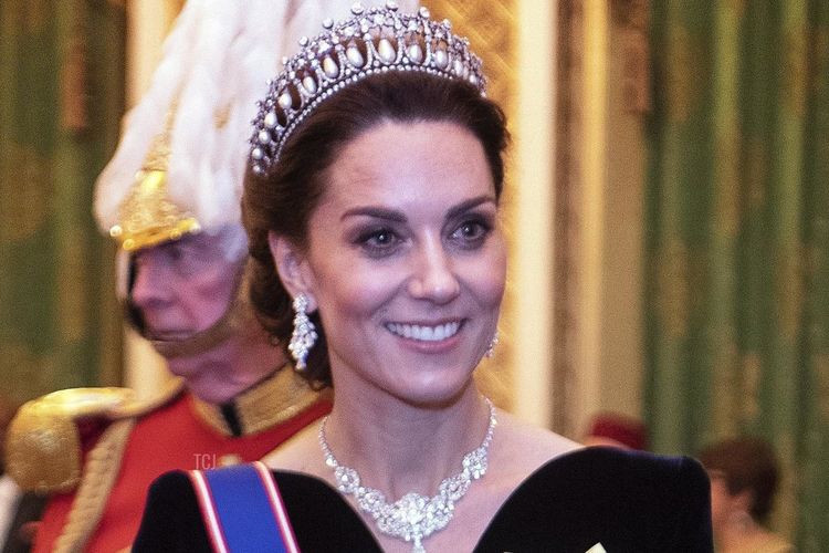 Kate Middleton mengenakan tiara Lover's Knot