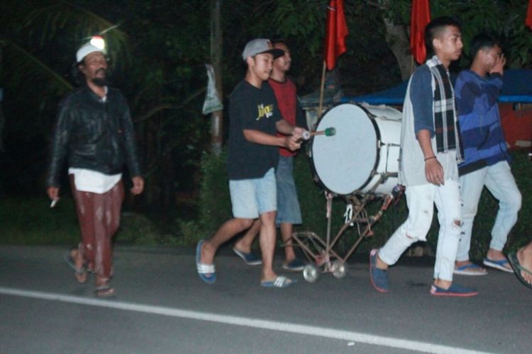 Pasukan jam dua pagi bertugas membangunkan warga yang hendak beribadah puasa dengan cara berkeliling kampung di kalirejo, Selasa (22/5/2018) dinihari.