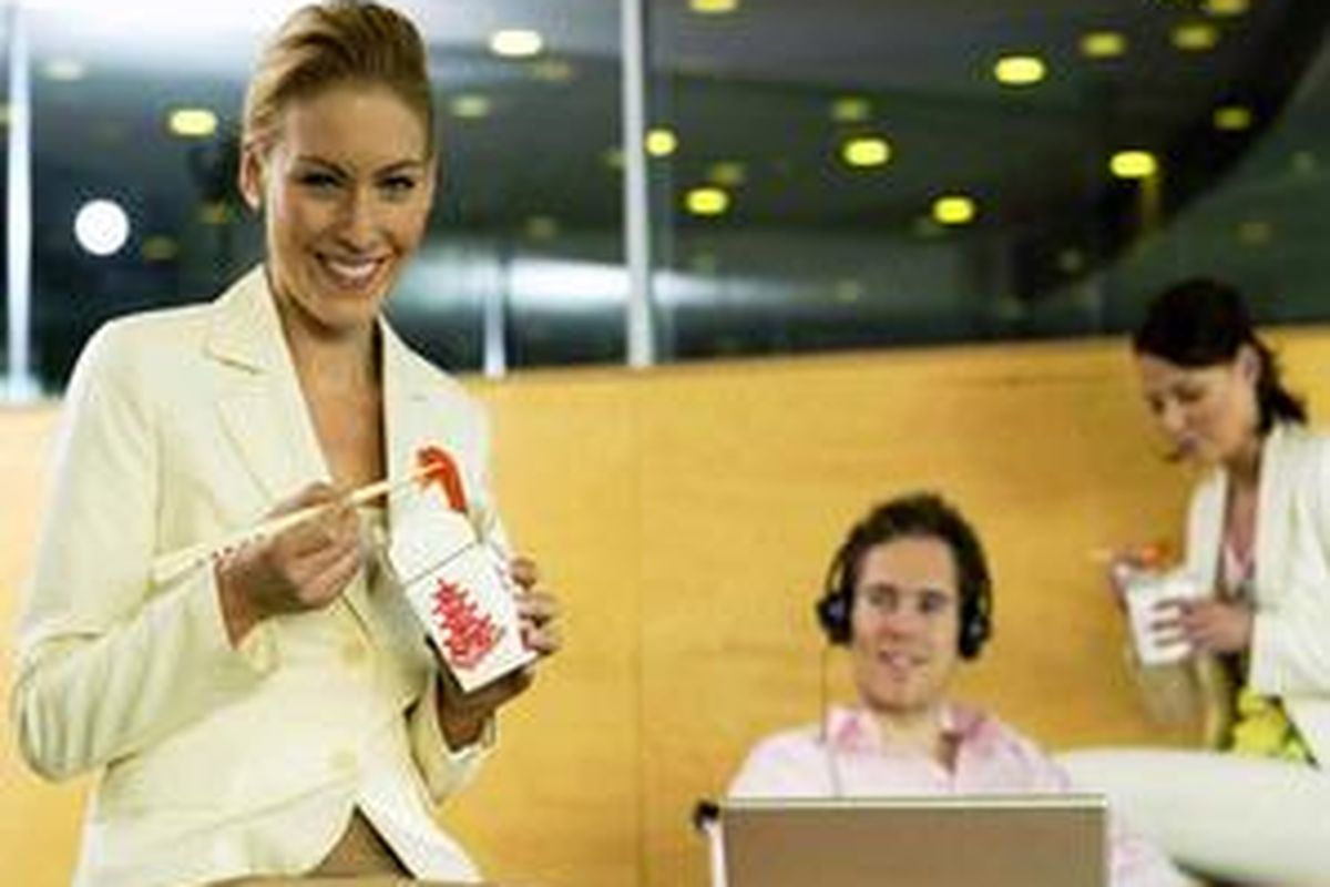 Bawa alat makan yang dapat didaur ulang atau alat makan milik pribadi.