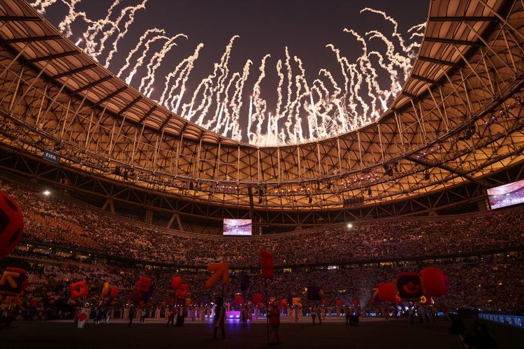 Situasi closing ceremony Piala Dunia 2022 menjelang laga final Argentina vs Perancis di Stadion Lusail, Doha, Qatar, Minggu (18/12/2022) malam WIB. (Photo by Adrian DENNIS / AFP)