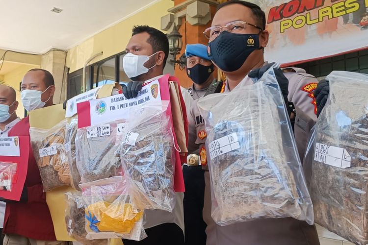 Wakapolresta Denpasar AKBP I Wayan Jiartana saat menunjukkan barang bukti Narkoba yang disita dari 30 tersangka yang berhasil ditangkap polisi dalam sebulan terakhir di Mapolresta Denpasar, Senin (30/5/2022). Kompas.com/ Yohanes Valdi Seriang Ginta