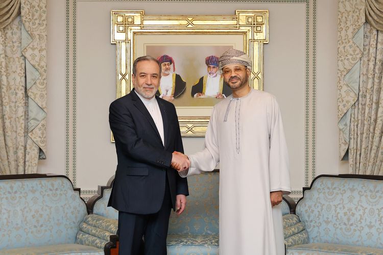 Menteri Luar Negeri Iran Abbas Araghchi (kiri) berjabat tangan dengan Menlu Oman Badr bin Hamad Al Busaidi di Muscat, Jumat (2/6/2026), menjelang perundingan dengan Amerika Serikat.