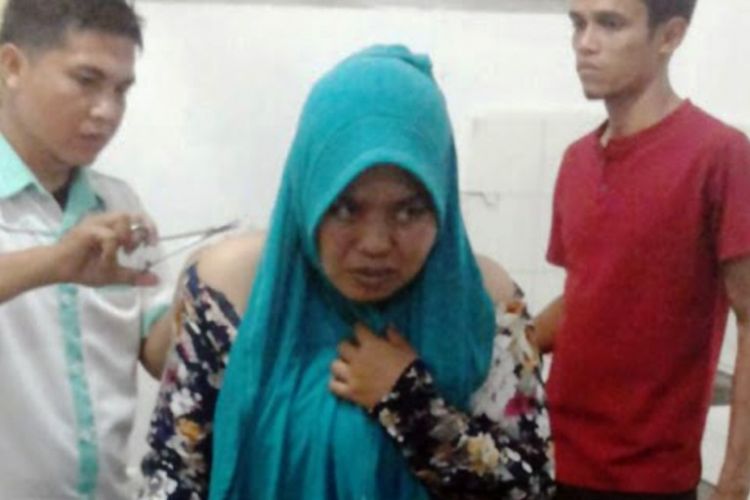 Syahyuni Suari (45) korban penusukan dirawat di Puskesmas Simpang Ulim, Aceh Timur, Kamis (23/3/2017)