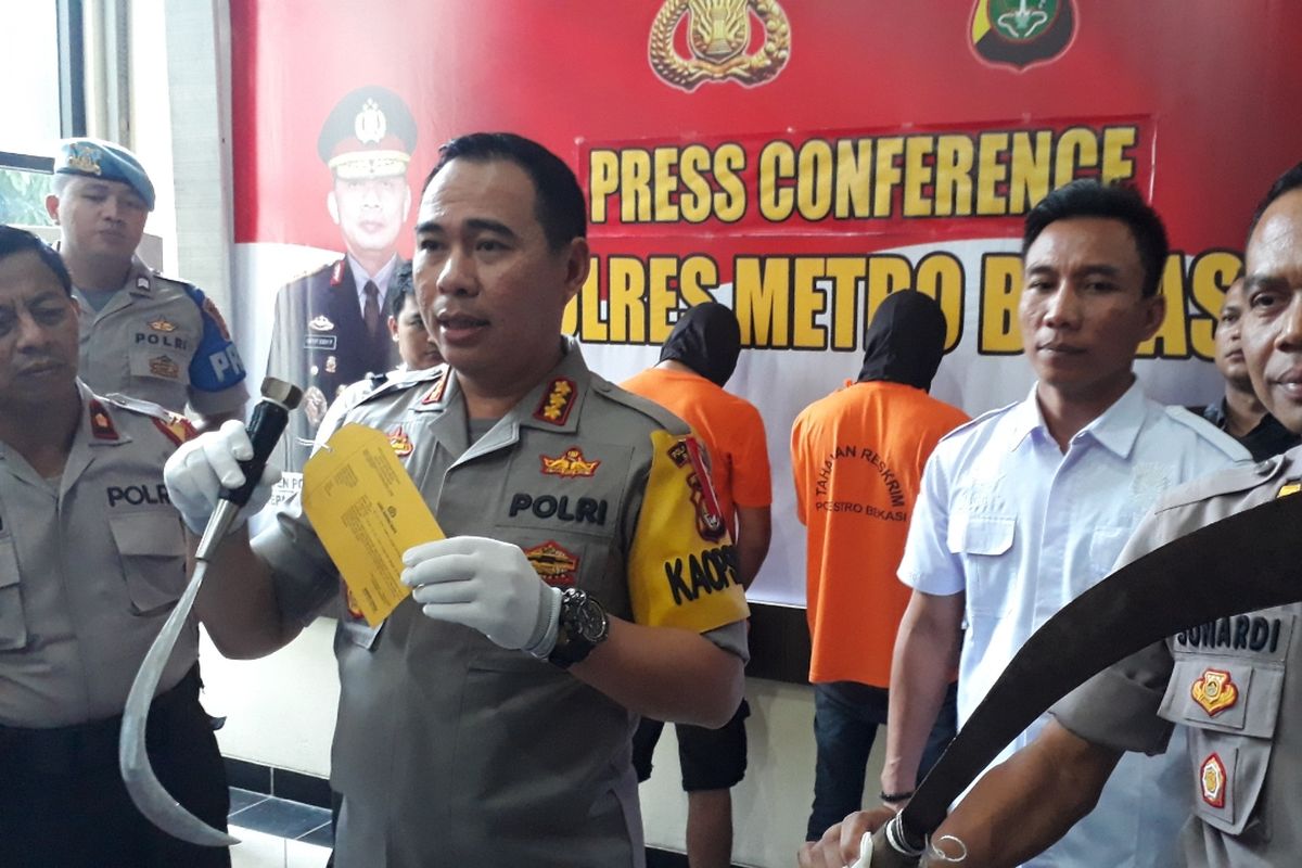 Kapolres Metro Bekasi, Kombes Candra Sukma Kumara saat menunjukkan barang bukti aksi begal oleh komplotan begal di Cikarang Selatan, Kabupaten Bekasi, Senin (29/4/2019).