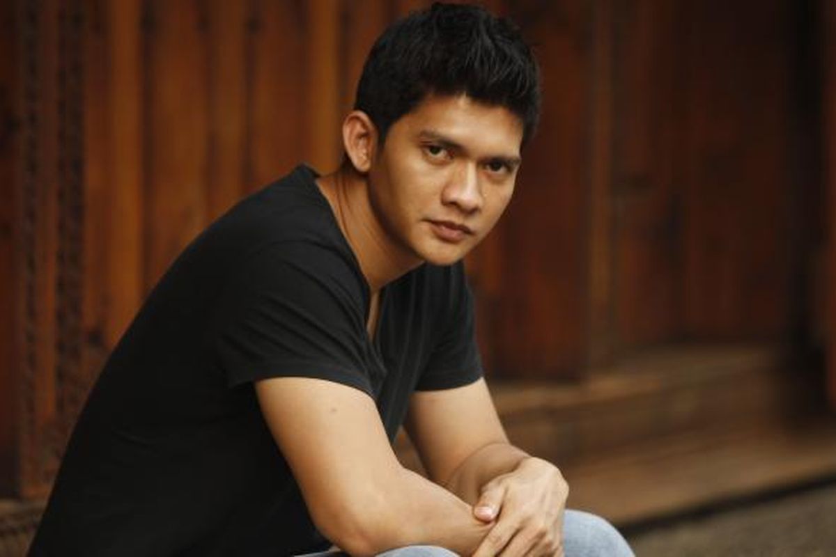 Artis peran laga dan pesilat Iko Uwais berpose seusai menjalani sesi wawancara di kantor Redaksi Kompas.com, Palmerah, Jakarta, Jumat (16/3/2012). Pemeran Yuda dalam film laga Merantau ini akan kembali berakting dalam film laga garapan sutradara Gareth Evans, The Raid, sebagai Rama. 