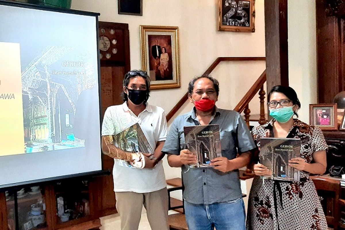 Penulis dan penggagas buku Gebyok Ikon Rumah Jawa, Triatmo Doriyanto dalam peluncuran