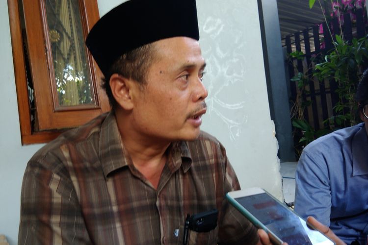 Paman Briptu Anumerta Imam Gilang Adinata, Rohmat Sugiarto, saat ditemui di rumah duka di Klaten, Jawa Tengah, Kamis (25/5/2017). Imam merupakan salah satu polisi yang gugur akibat ledakan bom di Kampung Melayu, Jakarta Timur, pada Rabu (24/5/2017) malam.