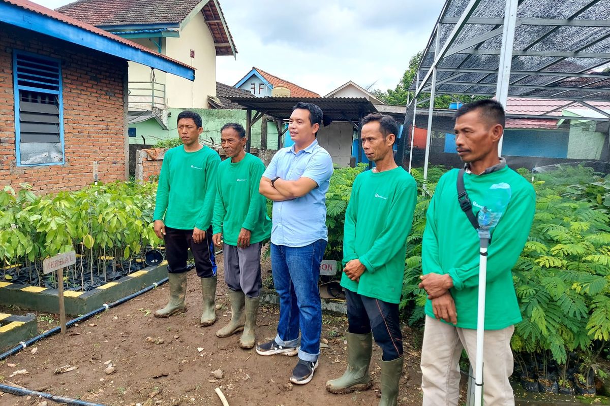 PTBA melibatkan Febri Sumantri bersama warga setempat dalam kegiatan reklamasi tambang