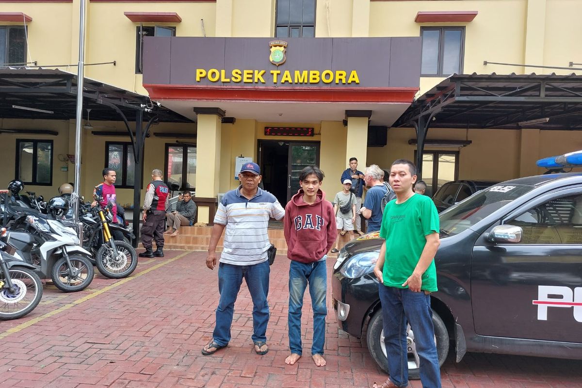 Polsek Tambora, Polres Metro Jakarta Barat menangkap pencuri dua unit handphone (hape) di Jalan Krendang Selatan, Kelurahan Krendang, Kecamatan Tambora, Jakarta Barat.