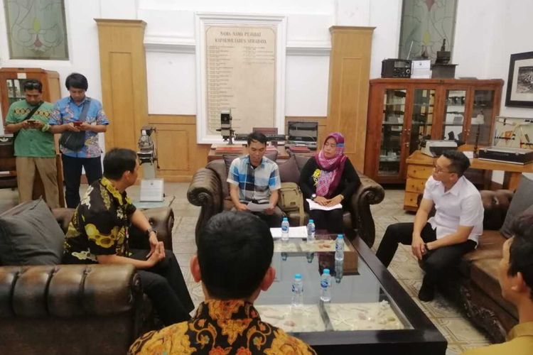 Puluhan orang mengatasnamakan diri sebagai Forum Arek Surabaya Wani mendatangi Markas Polrestabes Surabaya, Jawa Timur, Jumat (24/1/2020). Mereka menuntut polisi mengusut akun media sosial yang diduga telah melakukan penghinaan terhadap Wali Kota Surabaya Tri Rismaharini.