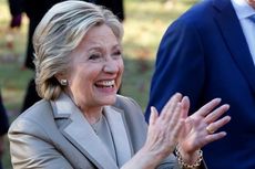 Hillary Clinton Berikan Suara di TPS Dekat Kediamannya