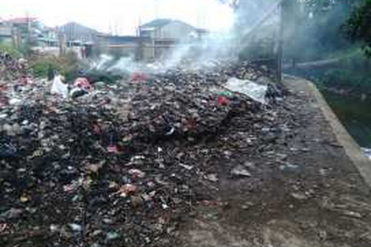 Gundukan sampah yang sudah bertahun-tahun menjadi masalah di lingkungan di RT 06 RW 05 Kelurahan Lubang Buaya, Kecamatan Cipayung, Jakarta Timur, Selasa (11/10/2016).