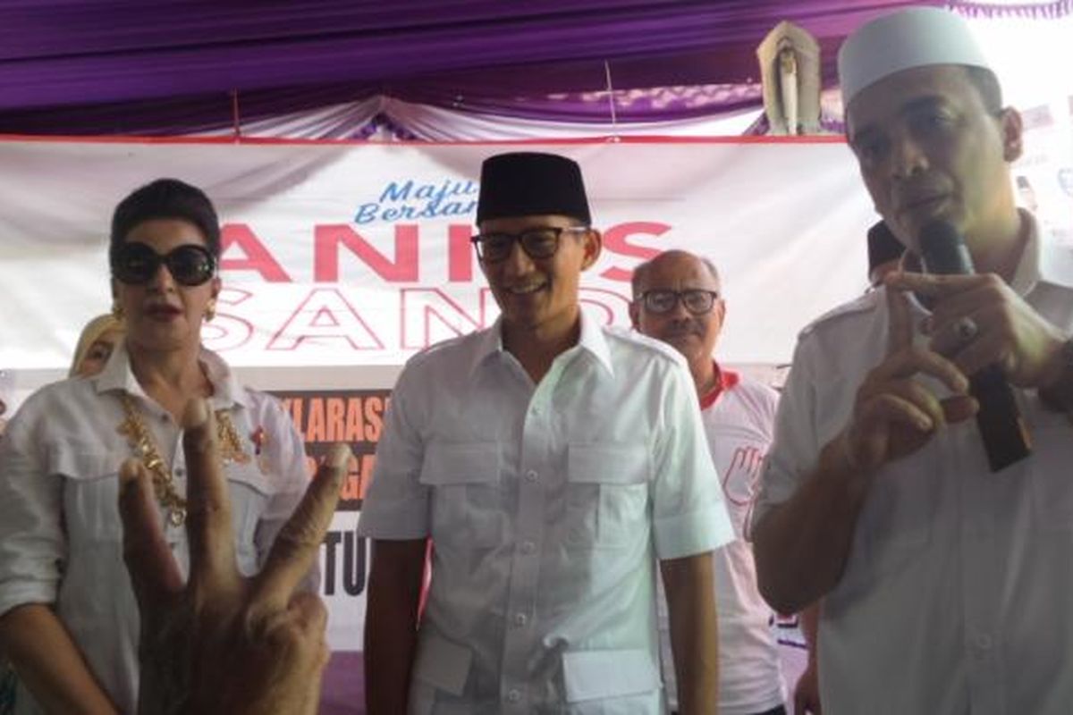 Calon wakil gubernur DKI Jakarta Sandiaga Uno menerima dukungan dari relawan Agus Harimurti Yudhoyono dan Sylviana Murni di Kemayoran, Jakarta Pusat, Senin (13/3/2017).