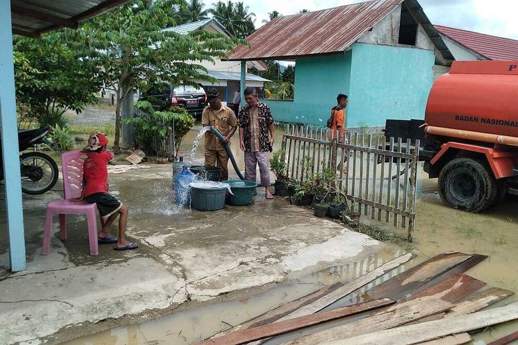 Mobil tanki Badan Penanggulangan Bencana Daerah (BPBD) Kabupaten Pohuwato mendistribusikan air bersih ke rumah warga yang terdampak banjir bandang.
