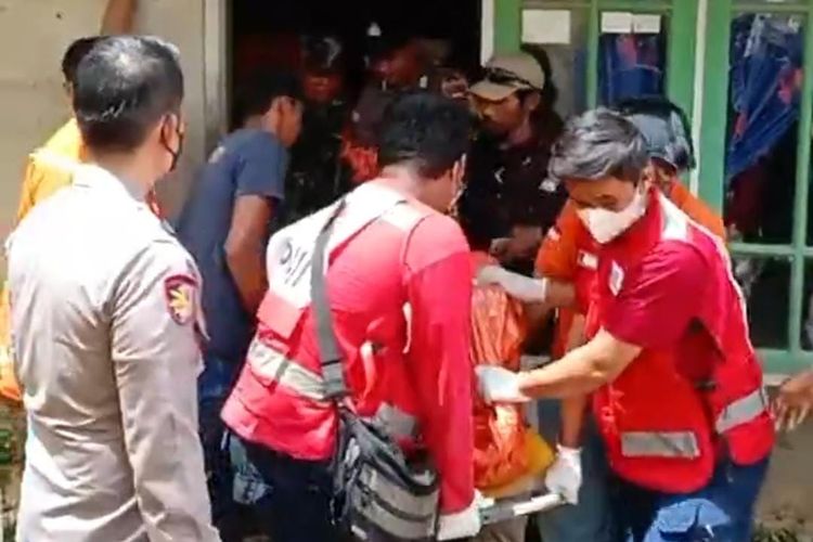 Tim Gabungan di Samarinda Lakukan Evakuasi Terhadap Lansia Yang Ditemukan Tewas Pasca Kebakaran di Rumahnya