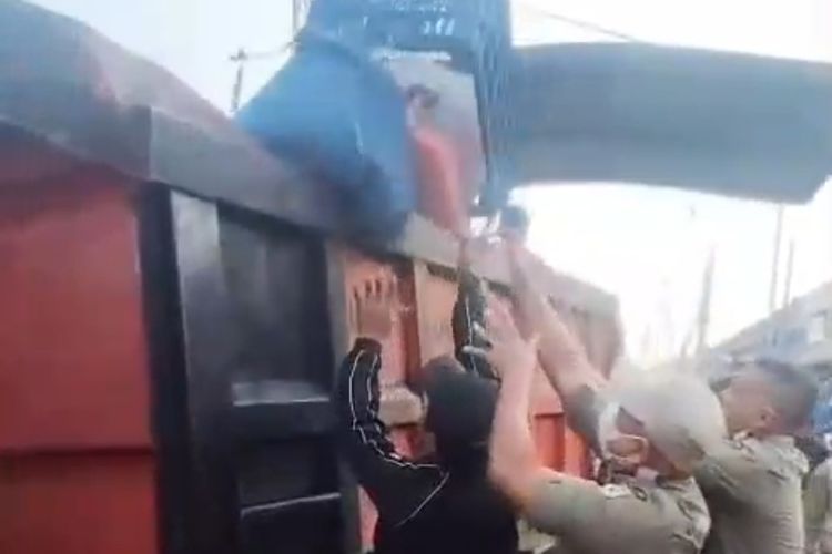 Satpol PP Angkut Dagangan, Penertiban PKL Pasar Baru Bekasi Diwarnai Adu Mulut