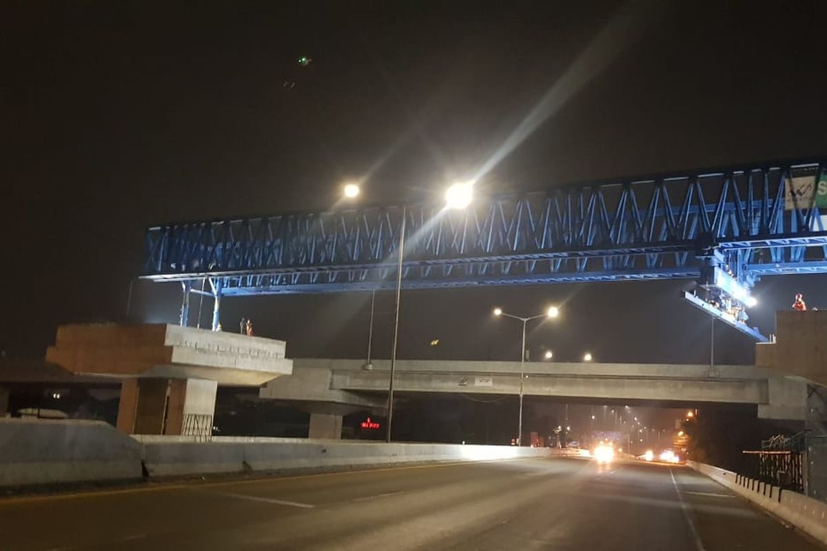 Tol JORR E pemasangan girder Becakayu