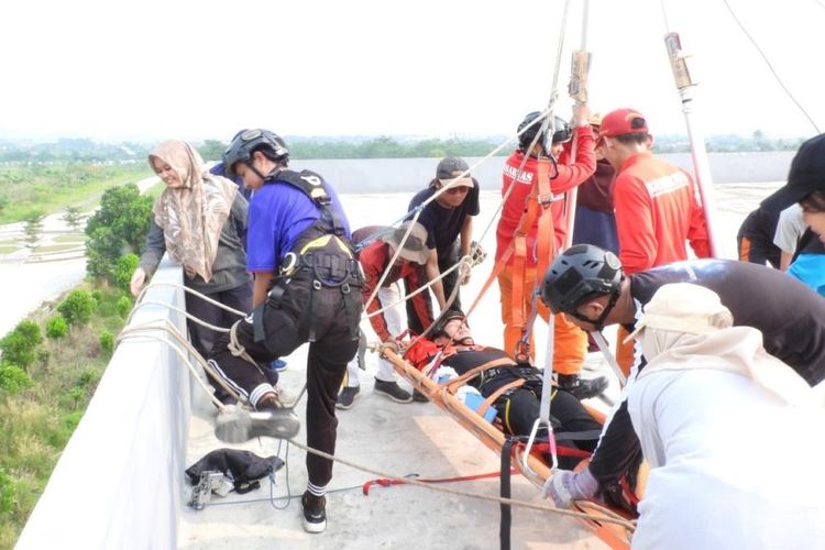 Para mahasiswa Institut Teknologi Sumatera (Itera) saat mengikuti pelatihan HART (High Angle Rescue Technique) bersama Basarnas Lampung.