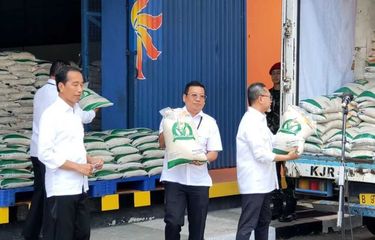 Cara cek penerima bantuan pangan beras, ayam, dan telur. Presiden Joko Widodo (Jokowi) menyalurkan bantuan sosial (bansos) ribuan ton beras di Gudang Bulog, Kecamatan Kartasura, Kabupaten Sukoharjo, Jawa Tengah, pada Senin (10/4/2023).
