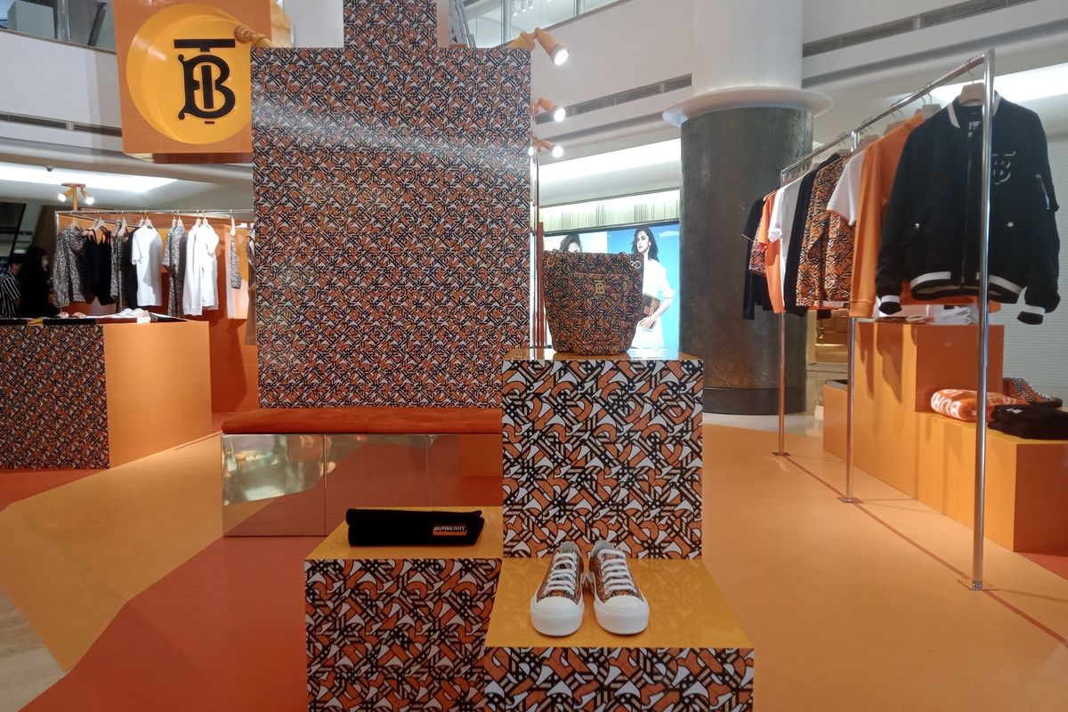 Koleksi terbaru TB Summer Monogram di Pop-up Store Burberry di Main Atrium Plaza Indonesia, Jakarta Pusat, Selasa (5/7/2022).