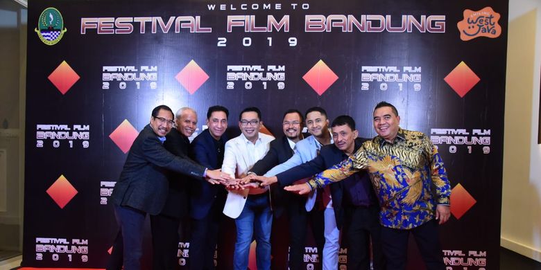 Gubernur Jawa Barat Ridwan Kamil menghadiri malam puncak 32 Tahun Festival Film Bandung (FFB), di Mason Pine Hotel, Kabupaten Bandung Barat, Jumat (22/11/19).
