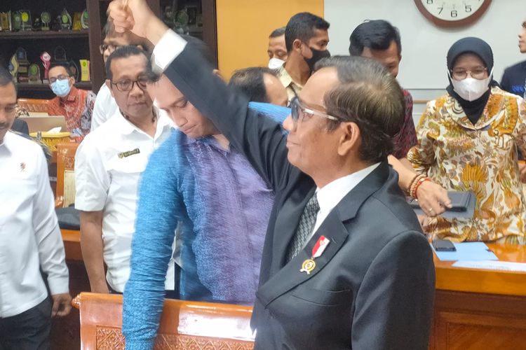 Menteri Koordinator Bidang Politik, Hukum dan Keamanan Mahfud MD melambaikan tangan sesaat sebelum memulai rapat Komisi III DPR membahas transaksi mencurigakan di Kementerian Keuangan, Rabu (29/3/2023).