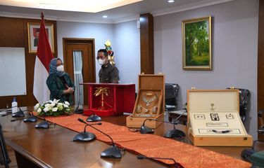 Hadiah untuk Jokowi dari Raja Salman: Kalung Emas, Cincin ...