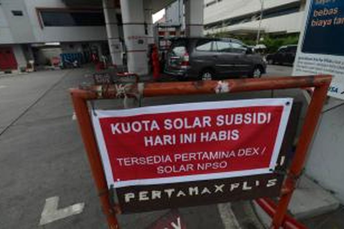 Papan pengumuman bertuliskan kuota solar bersubsidi habis, dipasang di salah satu stasiun pengisian bahan bakar umum (SPBU) di Jalan Otto Iskandardinata, Jakarta, Senin (25/8/2014). Pembatasan penjualan solar bersubsidi mulai berdampak dengan kosongnya stok solar bersubsidi di sejumlah SPBU di Jakarta dan sekitarnya.