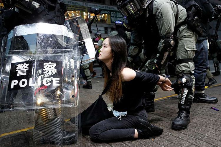 Polisi huru-hara menangkap seorang pengunjuk rasa saat reli anti-pemerintah di pusat Hong Kong, China, Minggu (6/10/2019). Ribuan demonstran bermasker turun ke jalan buntut larangan penggunaan masker wajah yang diterapkan pemerintah setempat.