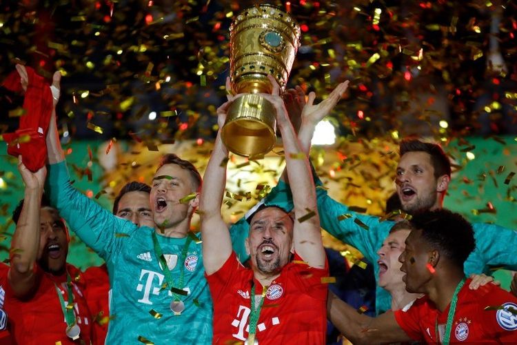 Para pemain Bayern Muenchen, di antaranya Manuel Neuer, Franck Ribery, Sven Ulreich, Joshua Kimmich, dan David Alaba merayakan keberhasilan menjuari DFB Pokal seusai menang atas Red Bull Leipzig di Olympiastadion, Berlin, 25 Mei 2019. 