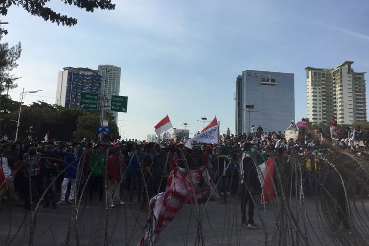 Masaa berada di flyover Slipi, Jakarta Barat, untuk demo pada Senin (30/9/2019).