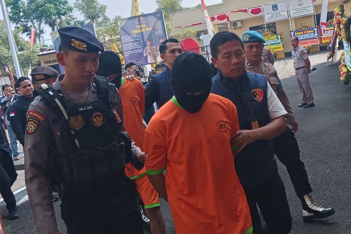 Dua pelaku sindikat penyelundupan sepeda motor antar negara saat digiring petugas ke mako Polres Cianjur, Jawa Barat.