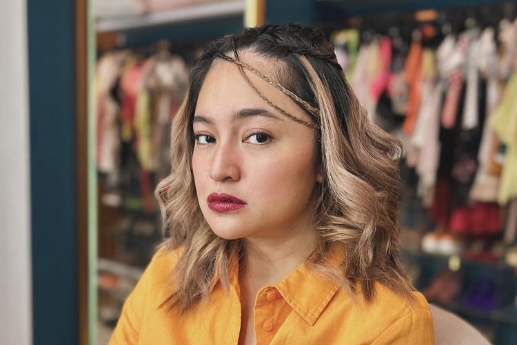 Penampilan Marshanda dengan warna rambut yang unik dan berani.