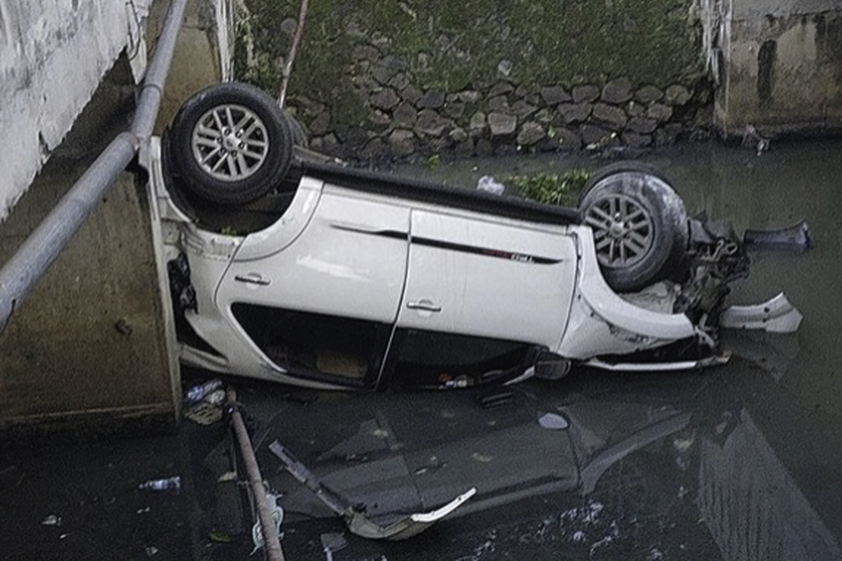 Satu mobil Toyota Fortuner dilaporkan mengalami kecelakaan dengan tercebur ke saluran air di kawasan Tebet, Jakarta Selatan, pada pukul 04.00 WIB dini hari, Kamis (23/6/2022).