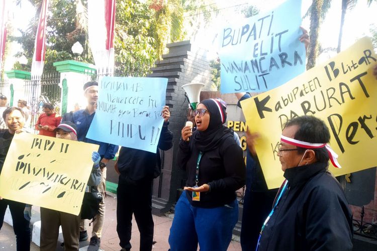 Puluhan wartawan Blitar mengikuti aksi keprihatinan merespon kerasnya keprotokoleran Bupati Blitar Rini Syarifah dalam menghadapi wartawan, Jumat (25/8/2023)