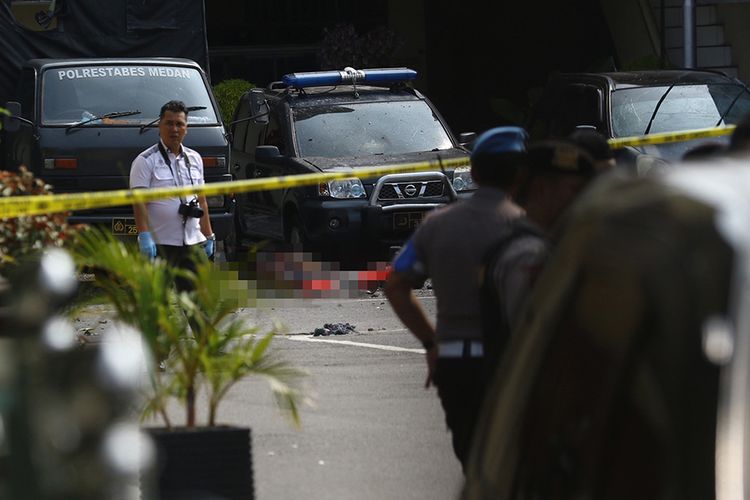 Polisi berjaga pascaledakan yang diduga bom bunuh diri di Mapolrestabes Medan, Sumut, Rabu (13/11/2019). Kepala Divisi Humas Mabes Polri Irjen M Iqbal mengonfirmasi bahwa jumlah sementara korban luka-luka dalam peristiwa ledakan bom tersebut berjumlah 6 orang.