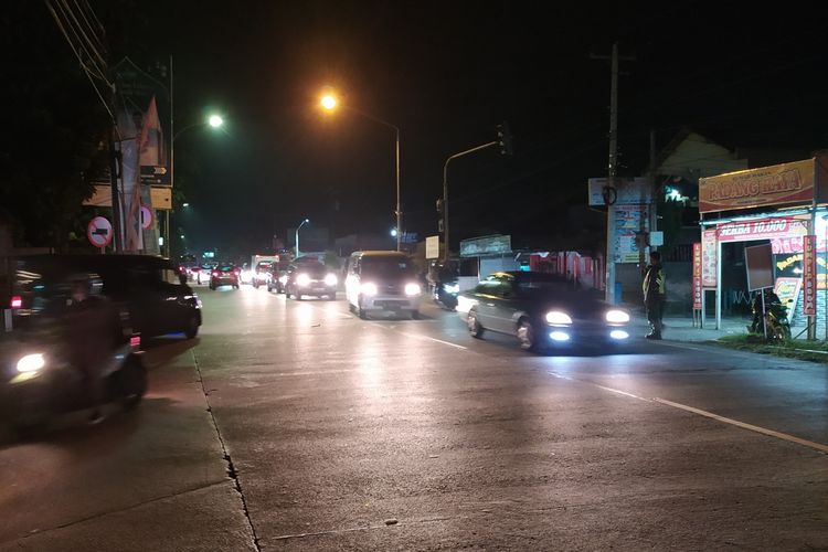 Arus lalu lintas di simpang Ajibarang, Kabupaten Banyumas, Jawa Tengah, Jumat (29/4/2022) malam.