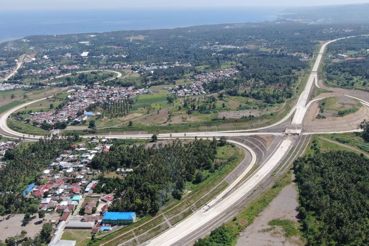 Jalan tol  Manado-Bitung di Sulawesi Utara sepanjang 40 Km ini ditargetkan bisa rampung di akhir Desember 2021. 
