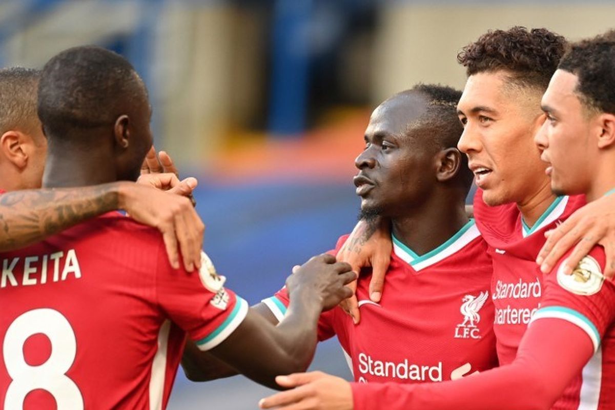 Para pemain Liverpool merayakan gol Sadio Mane ke gawang Chelsea pada lanjutan laga Liga Inggris di Stadion Stamford Bridge, London, pada 20 September 2020.