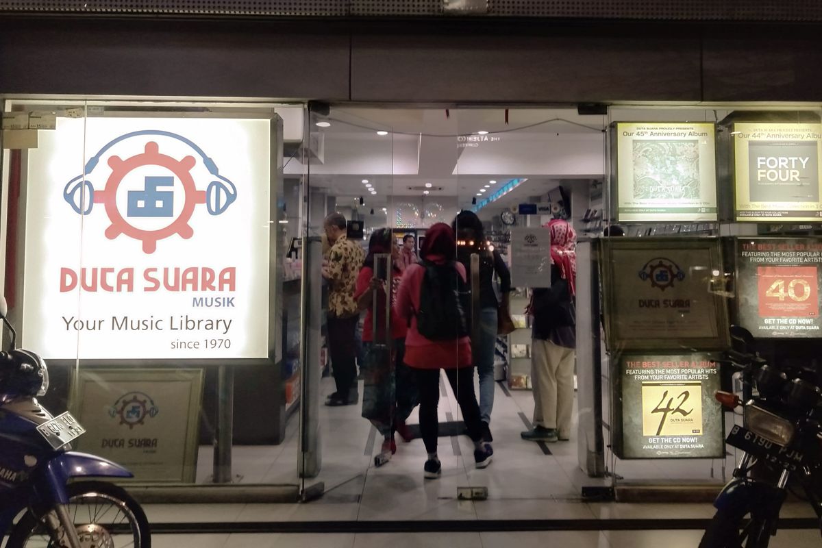 Toko musik Duta Suara, toko retail musik legendaris yang telah berdiri sejak tahun 1970-an di kawasan Menteng, Jakarta Pusat. Toko ini menjadi salah satu spot wisata dalam Tur Nostalgia Spot Hits 90-an pada Jumat (11/10/2019) malam. 