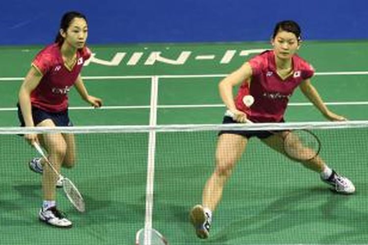 Pasangan ganda putri Jepang, Misaki Matsutomo (kiri)/Ayaka Takahashi, bertahan dari serangan ganda China, Wang Xiaoli/Yu Yang, pada laga semifinal Singapura Terbuka di Indoor Stadium, Sabtu (11/4/2015). Matsutomo/Takahashi menang 11-21, 21-19, 21-11.