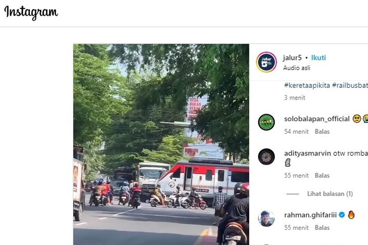KA Batara Kresna tertemper truk di Jalan Slamet Riyadi, Solo, Jawa Tengah.
