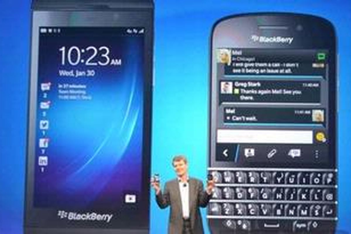 Dua ponsel BlackBerry 10. BlackBerry Z10 (kanan) model layar sentuh penuh, dan BlackBerry Q10 dengan keypad fisik.