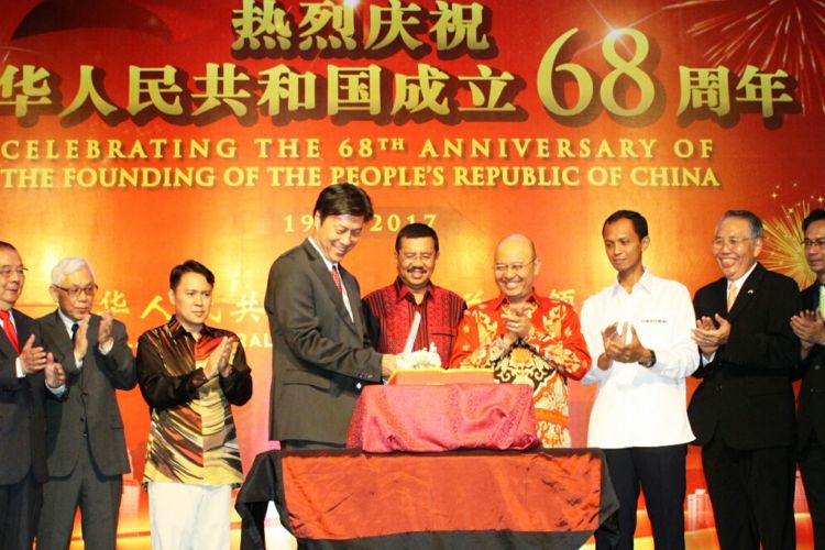 Gubernur Sumut Erry Nuradi saat menghadiri peringatan 68 tahun berdirinya Republik China di Medan, Jumat (29/9/2017)