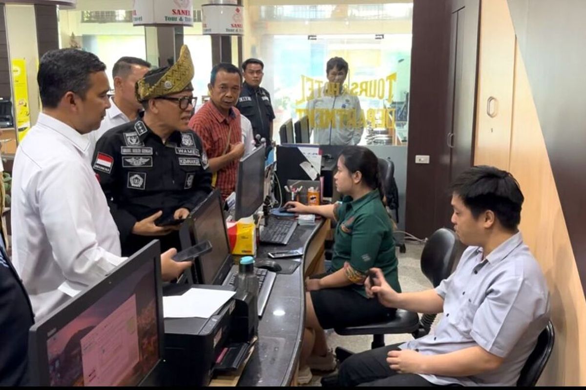 Wamenaker Immanuel Ebenezer Gerungan saat sidak perusahaan yang diduga tahan ijazah mantan pekerja, di Jalan Teuku Umar, Kota Pekanbaru, Riau, Rabu (23/4/2025).