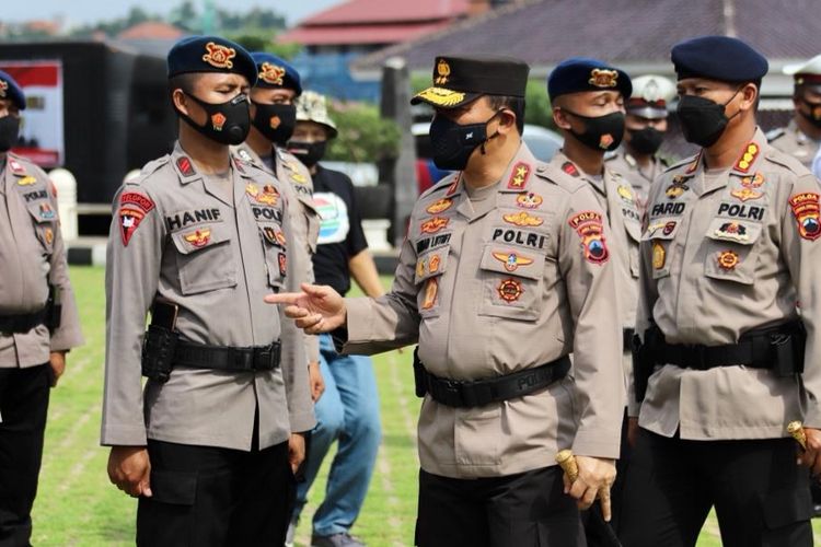 Kapolda Jawa Tengah Irjen Pol Ahmad Luthfi melepas keberangkatan personel kepolisian ke wilayah terdampak letusan Gunung Semeru, Jawa Timur, Senin (13/12/2021).