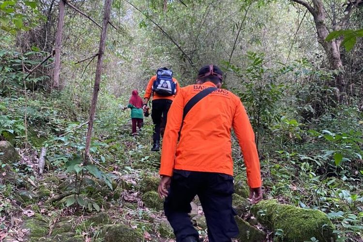 Tim Basarnas Sulsel melakukan pencarian terjadap Rusli (18), seorang remaja yang hendak membuka lahan di wilayah hutan gunung Dusun Arra, Desa Tompobulu, Kecamatan Tompobulu, Kabupaten Maros, Sulawesi Selatan dilaporkan hilang oleh keluarganya setelah tidak kembali hingga Kamis (30/06/2022).