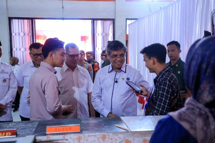 Wapres Gibran meninjau langsung penyaluran BSU 2025.