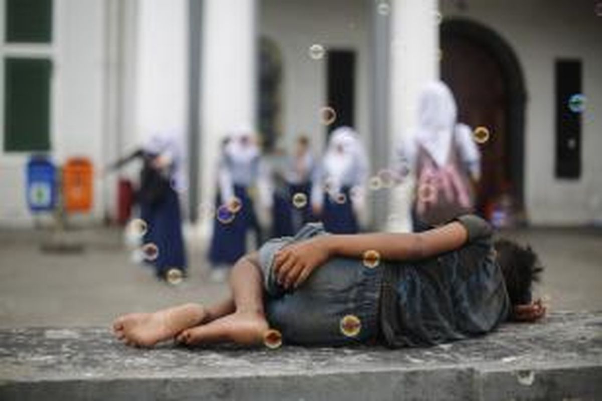 Anak jalanan terlelap di kawasan Kota Tua di Taman Fatahillah, Jakarta Barat, Sabtu (8/3). Keberadaan rumah singgah harusnya diperbanyak untuk alternatif memberdayakan anak-anak yang secara bentukan mental emosional belum kokoh ini. Kompas/Agus Susanto (AGS)
